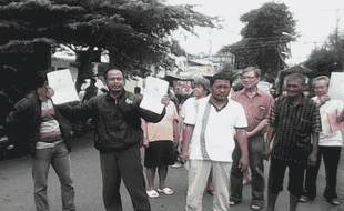 SENGKETA TANAH SEMARANG : Rumah Dibongkar, Warga Kebonsari Demonstrasi