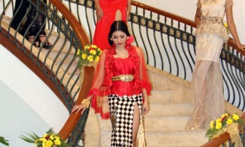 FASHION SHOW : Fase Perjuangan Kartini Dalam Tafsir Kebaya