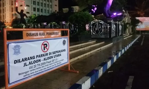 PERPARKIRAN PONOROGO : PKL Keluhkan Larangan Parkir di Sekitar Alun-Alun Ponorogo