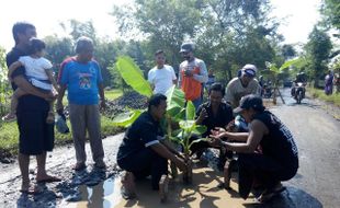 JALAN RUSAK PONOROGO : Jalan Sukorejo-Sampung Berlubang, Warga Tanam Pohon Pisang dan Nisan