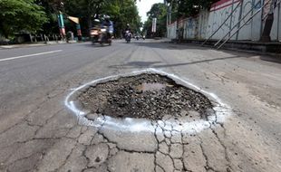 FOTO KERUSAKAN INFRASTRUKTUR : Coretan Cat Tandai Jalan Rusak