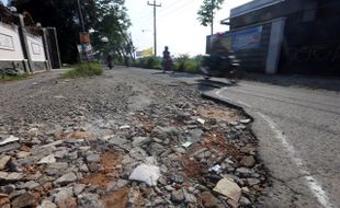 FOTO JALAN RUSAK : Kerusakan Jalan di Solo akan Diperbaiki Pemkot