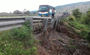 INFRASTRUKTUR AMBARAWA :  Gawat, Jalur Ambarawa-Magelang Terancam Putus