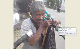 KISAH INSPIRATIF : Kakek Penjual Sapu di Madiun Ini Ingin Berkurban, Netizen Trenyuh