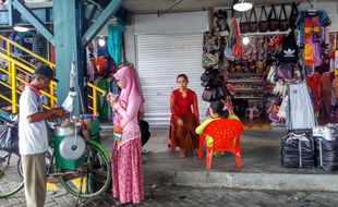 PENATAAN MALIOBORO : Paguyuban Malioboro Bagi-bagi Bunga dan Beri Diskon