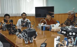 KONTES ROBOT INDONESIA : Robot Sepak Bola UKSW Salatiga Juara Regional 3