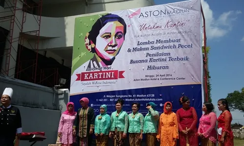 HARI KARTINI : 100 Wanita Berlomba Bikin Sandwich Pecel di Hotel Aston Madiun