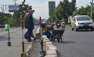 LALU LINTAS SUKOHARJO : Cegah Lakalantas, Jalan Solo-Sukoharjo Dipasang Median Jalan