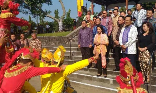 WISATA JOGJA JATENG : Kereta Prameks Bergambar Batik dan Objek Wisata Joglosemar Diluncurkan