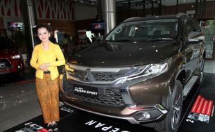 FOTO PENJUALAN MOBIL : Cantiknya SPG Mobil Ini Berkebaya