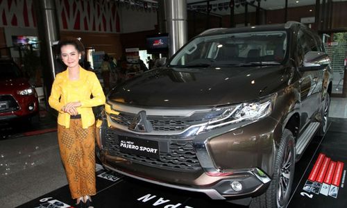 FOTO PENJUALAN MOBIL : Cantiknya SPG Mobil Ini Berkebaya