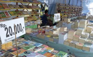 PAMERAN BUKU : Ribuan Buku Dijual di Alun-alun Madiun, Novel Paling Laris