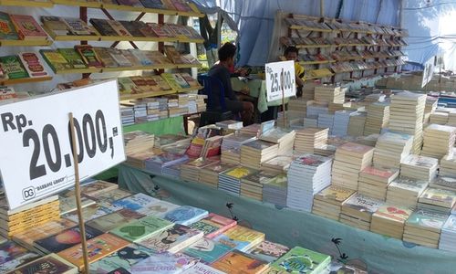 PAMERAN BUKU : Ribuan Buku Dijual di Alun-alun Madiun, Novel Paling Laris