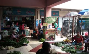 PASAR TRADISIONAL PONOROGO : 250 Kios di Pasar Songgolangit Kosong, Petugas Patungan Bayar Retribusi