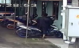 Pencuri Helm di Masjid Agung Lama Boyolali Terekam Kamera CCTV