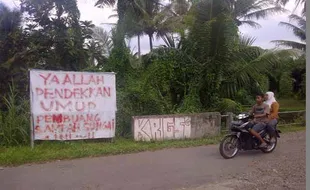 FOTO MASALAH LINGKUNGAN : Warga Doakan Pembuang Sampah di Sungai Usianya Diperpendek