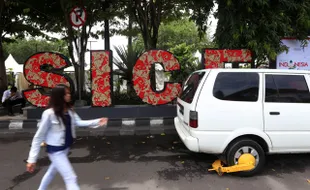 FOTO SANKSI GEMBOK : Langgar Parkir, Mobil Parkir Sembarangan Digembok