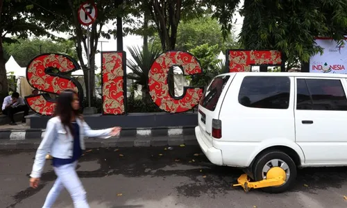 FOTO SANKSI GEMBOK : Langgar Parkir, Mobil Parkir Sembarangan Digembok