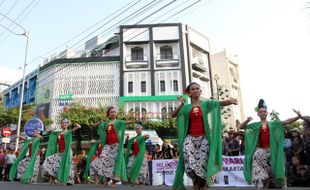 HARI TARI SEDUNIA : 6.000 Penari Ajak Pengunjung “Berkeliling Dunia” dengan Tarian