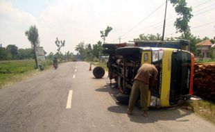 FOTO TRUK GULING : Kelebihan Muatan, Truk Guling di Sumberlawang