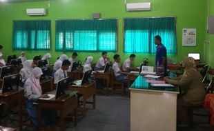 UJIAN NASIONAL 2016 : Komputer Kurang, UN Online di SMAN 1 Geger Madiun Dibagi 3 Sif