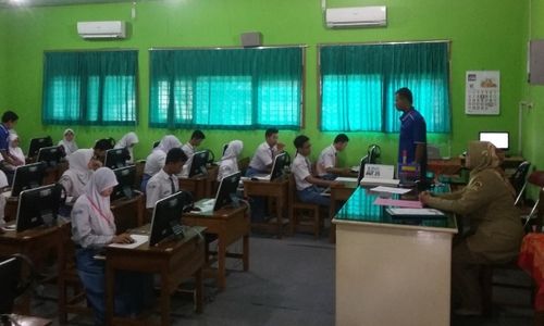 UJIAN NASIONAL 2016 : Komputer Kurang, UN Online di SMAN 1 Geger Madiun Dibagi 3 Sif