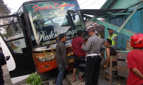 KECELAKAAN KARANGANYAR : Diduga Rem Blong, Rukun Sayur Tabrak Atap Kios