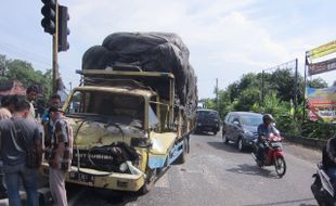 KECELAKAAN KLATEN : Truk Tabrak Truk, 1 Luka Ringan