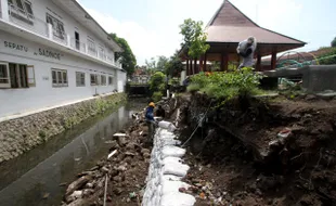 RUANG TERBUKA HIJAU SOLO : Talut Taman Keprabon Setinggi 2 Meter Ambrol, Warga Pasang Karung Berpasir