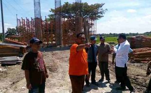 TOL SOLO-KERTOSONO : Tetap Dibangun Overpass, Warga Toyugo Sambungmacan Datangi Lokasi Proyek