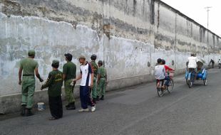 LINMAS SOLO : Ratusan Linmas Mengecat Tembok Keraton