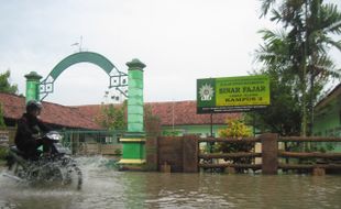 BANJIR KLATEN : Sekolah Tergenang Air, 48 Siswa SDIT Muhammadiyah Bawak Pindah Lokasi UKK