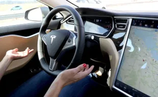 MOBIL TESLA : Lagi, Fitur Autopilot Sedan Tesla Bikin Celaka