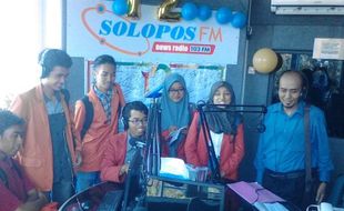 FOTO KUNJUNGAN MEDIA : Mahasiswa KPI IAIN Solo Jajal On Air di Radio Solopos FM