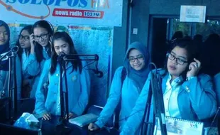 FOTO KUNJUNGAN MEDIA : Mahasiswa Public Relation 2014 UNS Tilik Dapur Redaksi Solopos