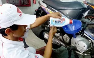 TIPS OTOMOTIF: Motor Sering Gonta-Ganti Merek Oli, Aman Tidak?