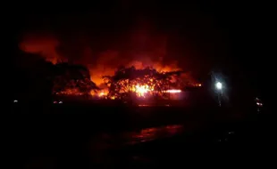 KEBAKARAN KARANGANYAR : Pabrik Delta Dunia Textile di Kaling Tasikmadu Terbakar