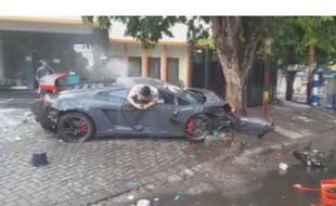 TIPS OTOMOTIF: Jangan Nyetir Supercar Sebelum Lewat Usia Ini