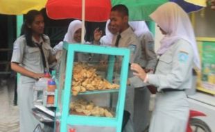 KISAH INSPIRATIF : Siswa SMKN 2 Salatiga Ini Tak Malu Bawa Gerobak Bakwan ke Sekolah