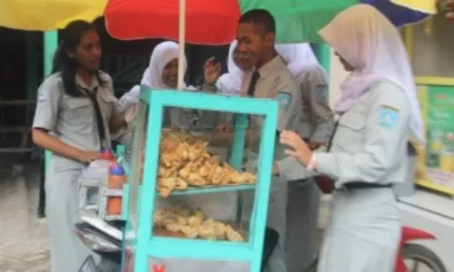 KISAH INSPIRATIF : Siswa SMKN 2 Salatiga Ini Tak Malu Bawa Gerobak Bakwan ke Sekolah