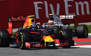 Di Tengah Guyuran Hujan, Verstappen Juarai GP Emilia Romagna nan Kaotis