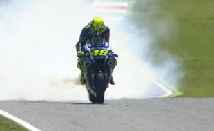 MOTOGP 2016 : Rossi Acungkan Jari Tengah ke Espargaro di Misano