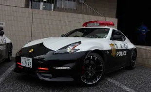 MOBIL NISSAN: Wow, 370Z Jadi Senjata Polisi Jepang Kejar Tukang Ngebut