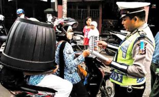 OPERASI PATUH 2016 : PNS Pakaikan Pot Plastik Untuk Helm Anak, Ditilang Deh