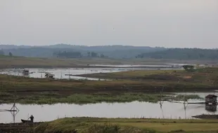 WISATA SRAGEN : Menikmati Pesona Pasang Surut Waduk Kedung Ombo