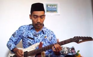 VIEO UNIK YOUTUBE : Pria Berseragam Korpri Cover Lagu Hymne Guru Pakai Gitar Listrik