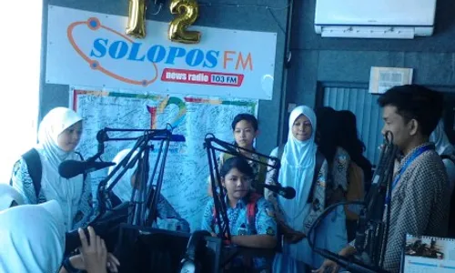 FOTO KUNJUNGAN MEDIA : Kru Tabloid Nuansa SMPN 2 Karanganyar Belajar Jurnalistik di Solopos