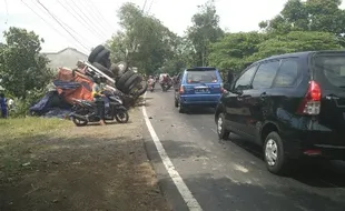 KECELAKAAN BOYOLALI : Truk Pengangkut Pakan Ternak Terguling