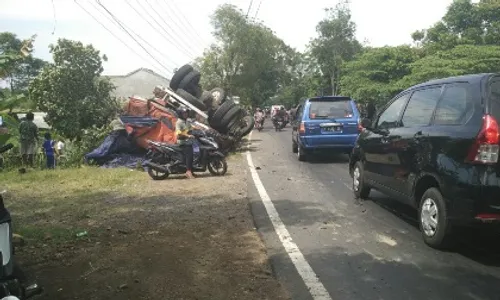 KECELAKAAN BOYOLALI : Truk Pengangkut Pakan Ternak Terguling