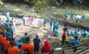 Refleksi semangat hari bumi dalam perayaan hari buruh (Mayday) di AQUA Klaten